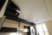 многоуровневый глянцевый черный потолок на кухне